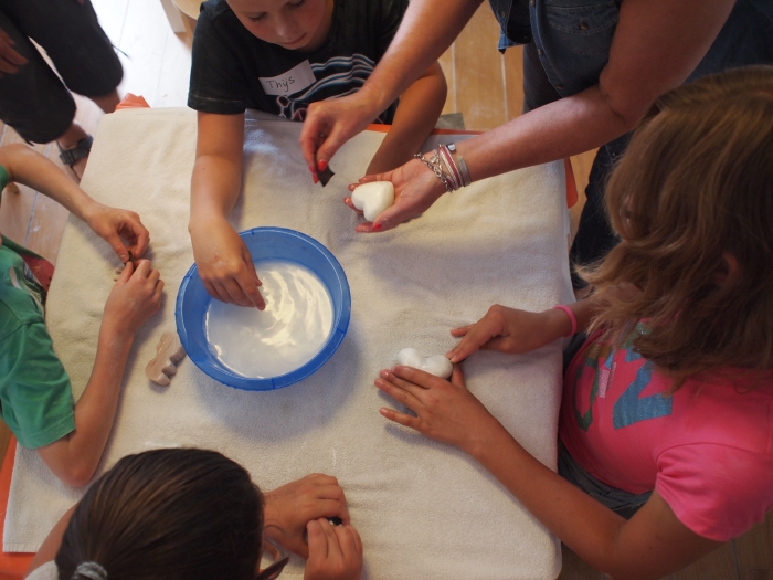 Kinderen beeldhouwen met speksteen