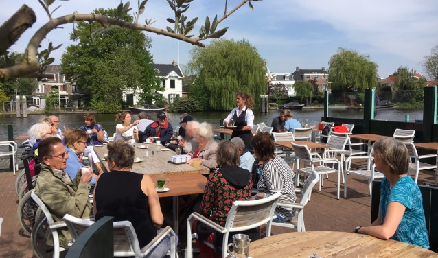 Meestal is er onderweg een kopje koffie of thee.