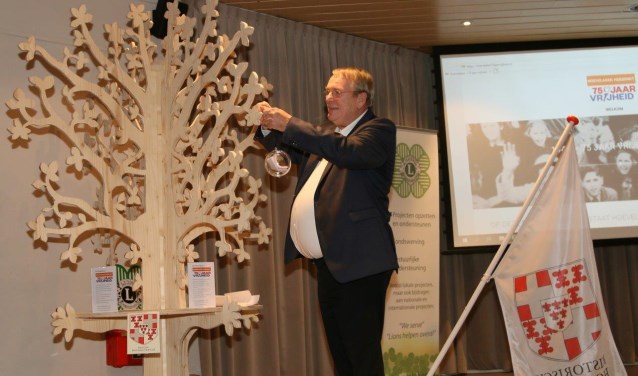 Bedenker Guus Meijer hing de eerste bol in de verhalenboom.