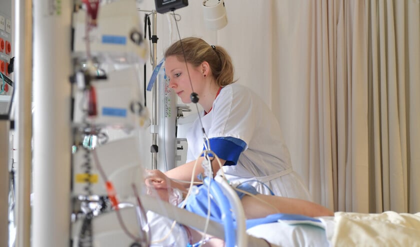 De patiënt op de IC is vaak langdurig niet of verminderd bij bewustzijn en aangesloten op apparatuur die lichaamsfuncties overneemt.