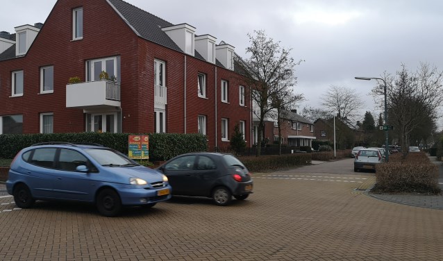 Hier zijn de geadviseerde oversteekplaatsen voor voetgangers aan de Koenestraat duidelijk te zien
