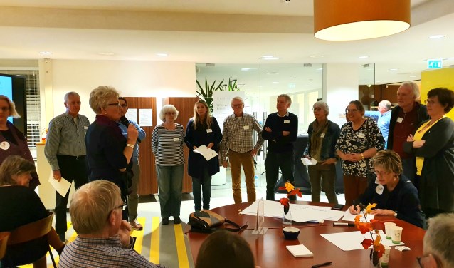 Verschillende inwoners van Houten Noord-West delen hun initiatief met de aanwezigen op de eerste startbijeenkomst in november 2019