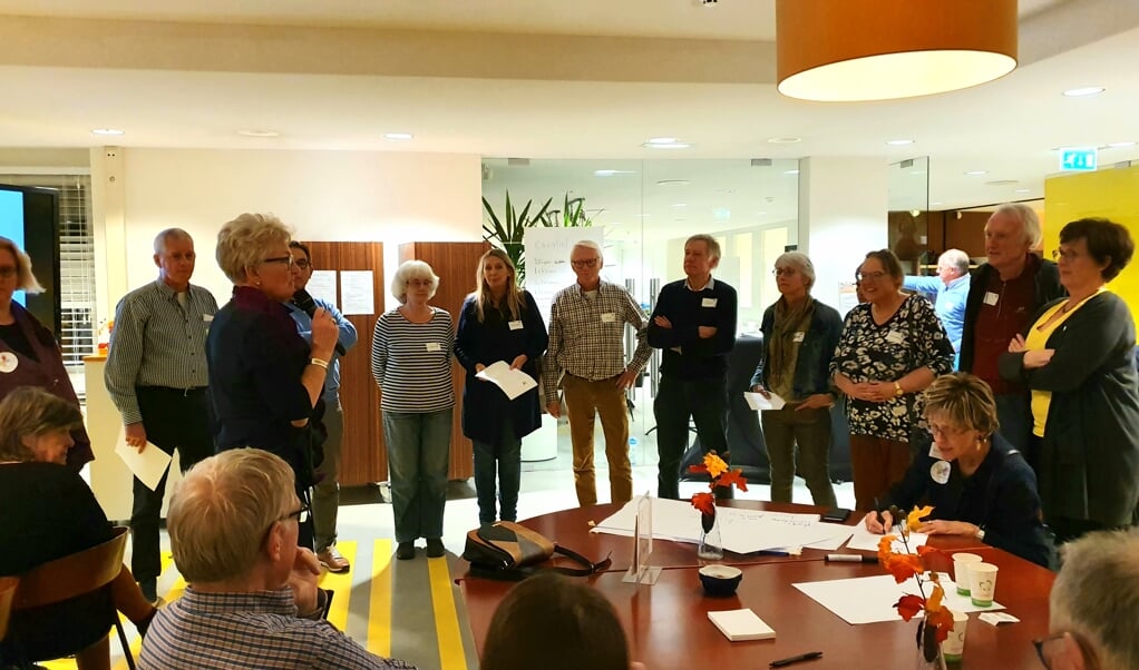 Verschillende inwoners van Houten Noord-West delen hun initiatief met de aanwezigen op de eerste startbijeenkomst in november 2019