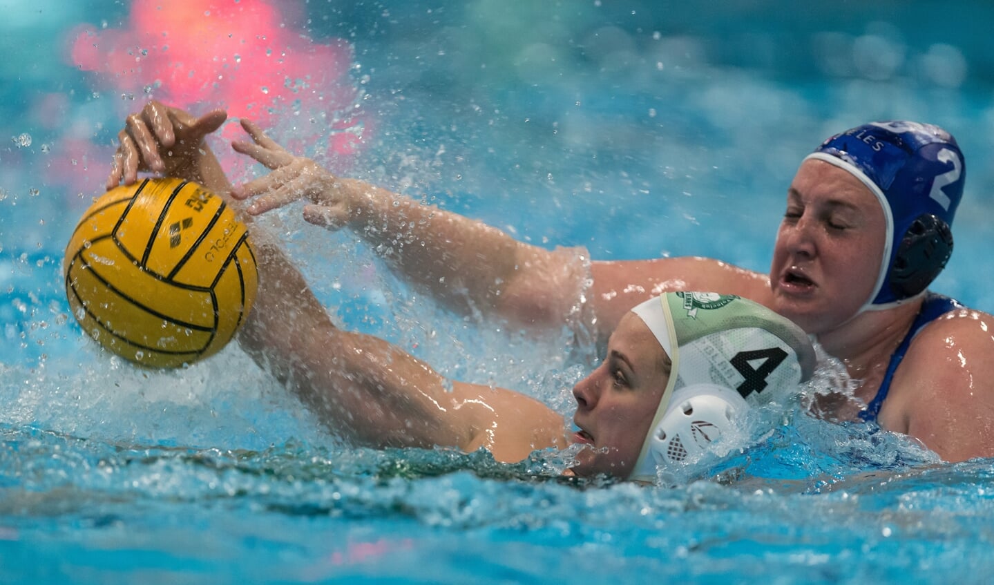 Oud-speelster Iris Wolves (4) in actie voor Polar Bears.