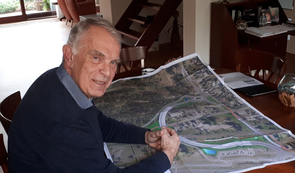 VBMM-voorzitter Rinnie van der Horst bekijkt de kaart met de plannen voor Maarsbergen.