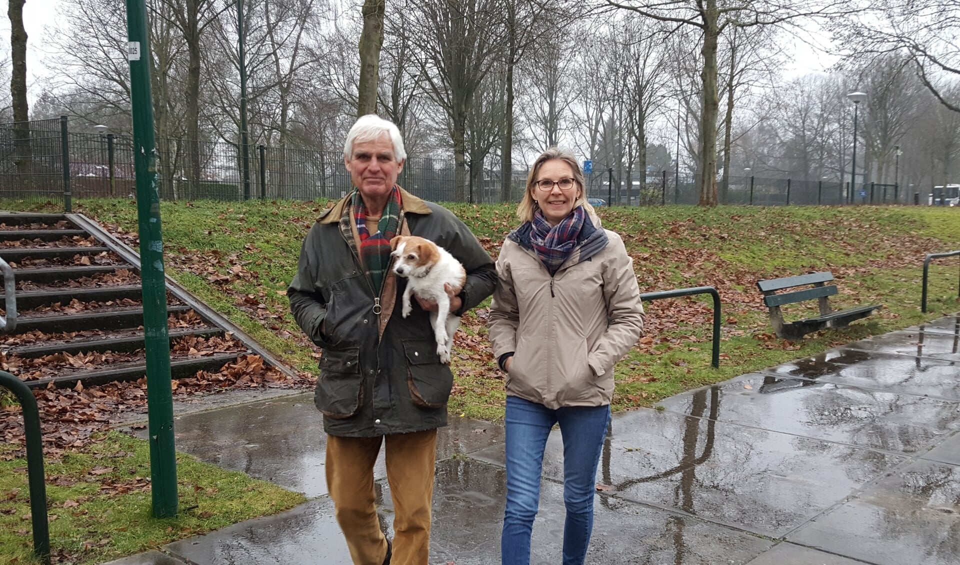 Willem en Bregje aan de wandel. Zij gaan geregeld op pad om zwerfvuil te ruimen.