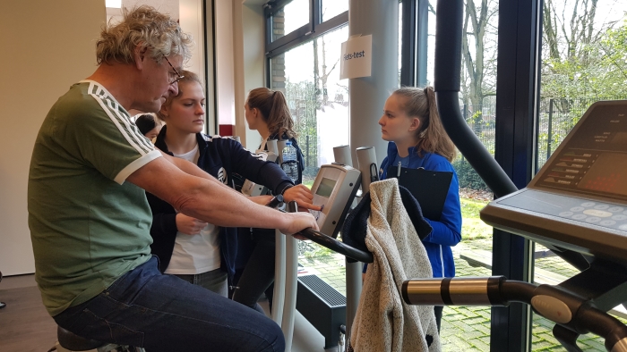 De heer Hendriks uit Ede was één van de deelnemers aan Ede Vitaal, een sport- en beweegprogramma voor iedereen vanaf 55 jaar. Meer dan 200 ouderen gaven zich op voor de fittest die de start vormt van het programma.