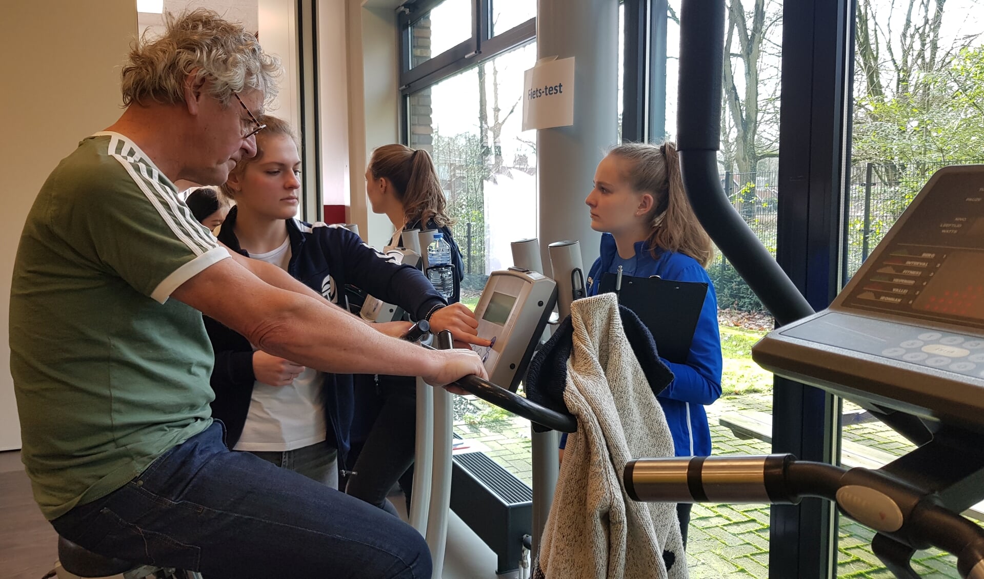 De heer Hendriks uit Ede was één van de deelnemers aan Ede Vitaal, een sport- en beweegprogramma voor iedereen vanaf 55 jaar. Meer dan 200 ouderen gaven zich op voor de fittest die de start vormt van het programma.