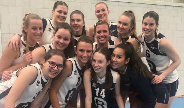 Pamela (midden) en Mariska (nr. 6) met hun nieuwe teamgenoten van Dames 3.