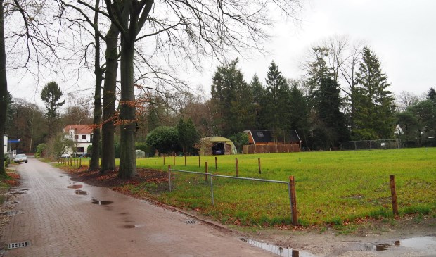 Op deze plek wil een vastgoedontwikkelaar acht twee-onder-een-kapwoningen bouwen.