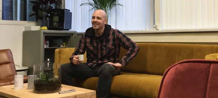 Roel in het nieuwe kantoor van ZIJN
