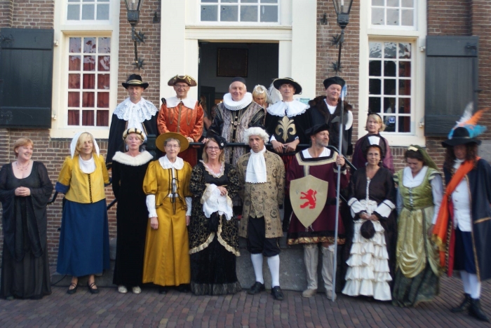 College van Molenwaard en vrijwilligers Oude Hollandse Waterlinie in historische kleding voor het stadhuis van Nieuwpoort