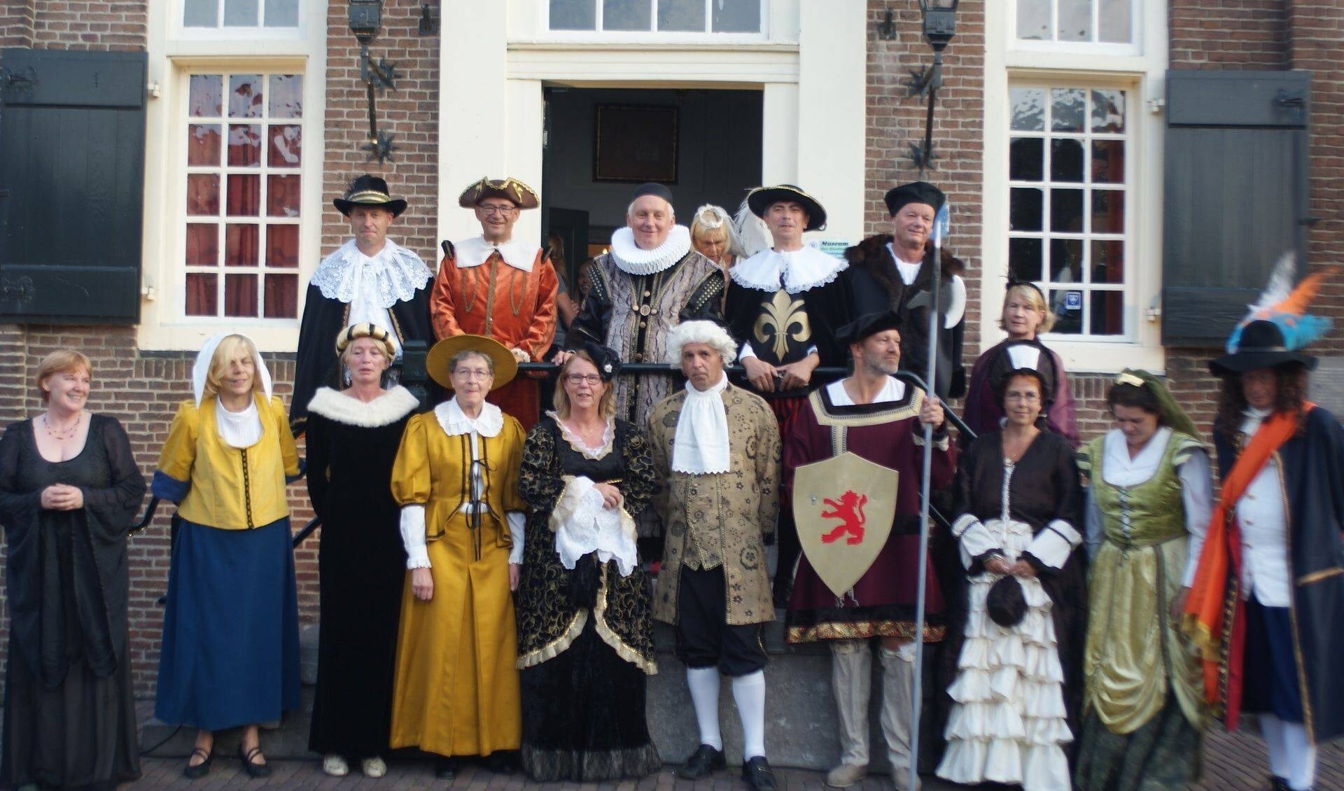 College van Molenwaard en vrijwilligers Oude Hollandse Waterlinie in historische kleding voor het stadhuis van Nieuwpoort