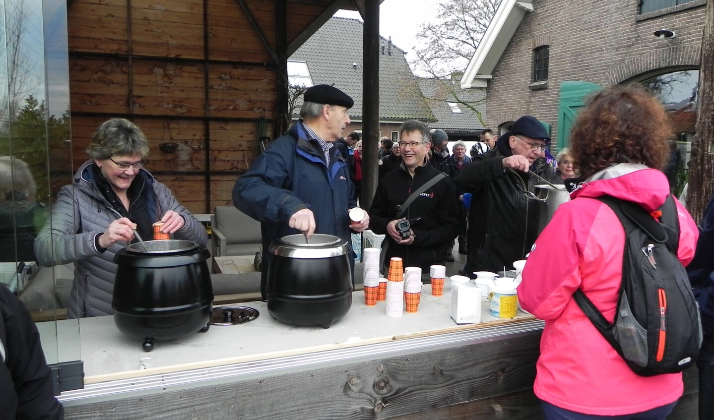 In Driebergen werd de groep onthaald met soep en glühwein. 