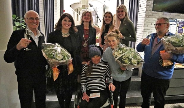 vlnr: Rinus Weijgertse (SV Ouderkerk), Barbara de Reijke (wethouder), Joyce Langenacker (burgemeester), Romy Scholman en Rosa Poelstra (CTO’70 Volleybal), Hans Leendertse (O.Z. & P.C. De Snippen) en Inge Boersma (VVO) met haar dochter.