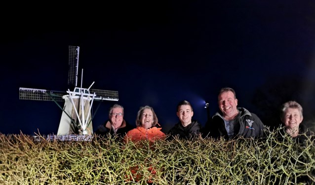 De winnaars van de Engtuin, v.l.n.r. Rob Kragt, Alexandra Tom, Daan, Pieter en Anneke Kuijer. Bert Alkema ontbreekt op de foto.