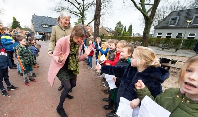 De kinderen van de Insingerschool namen op verschillende manieren afscheid van juf Iemkje Doesburg.