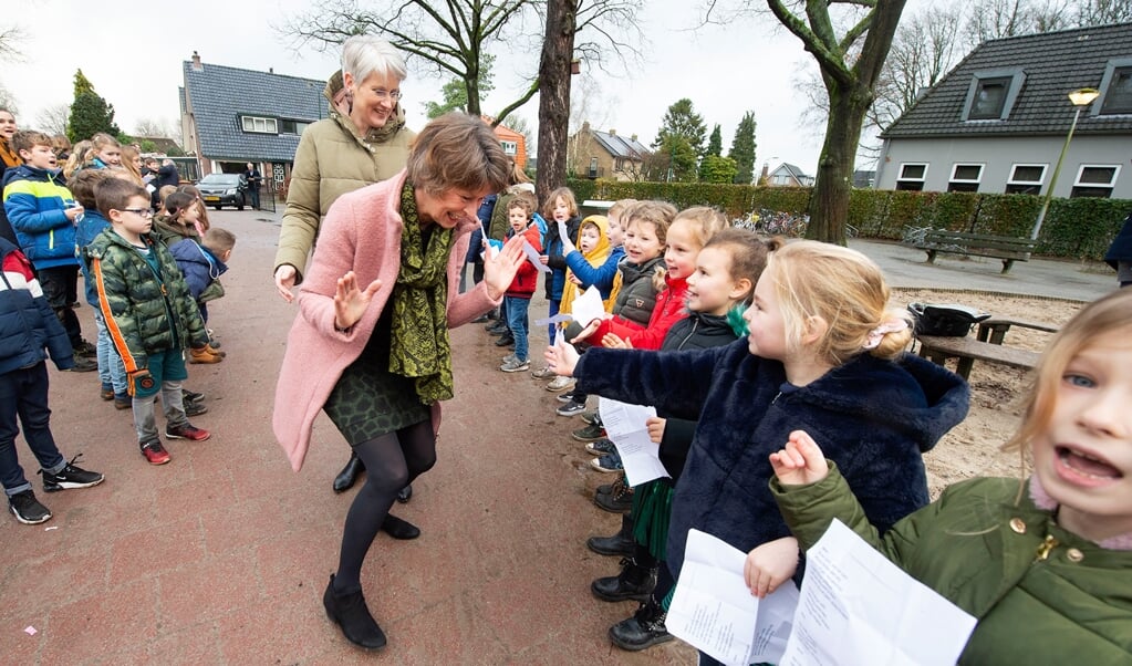 De kinderen van de Insingerschool namen op verschillende manieren afscheid van juf Iemkje Doesburg.
