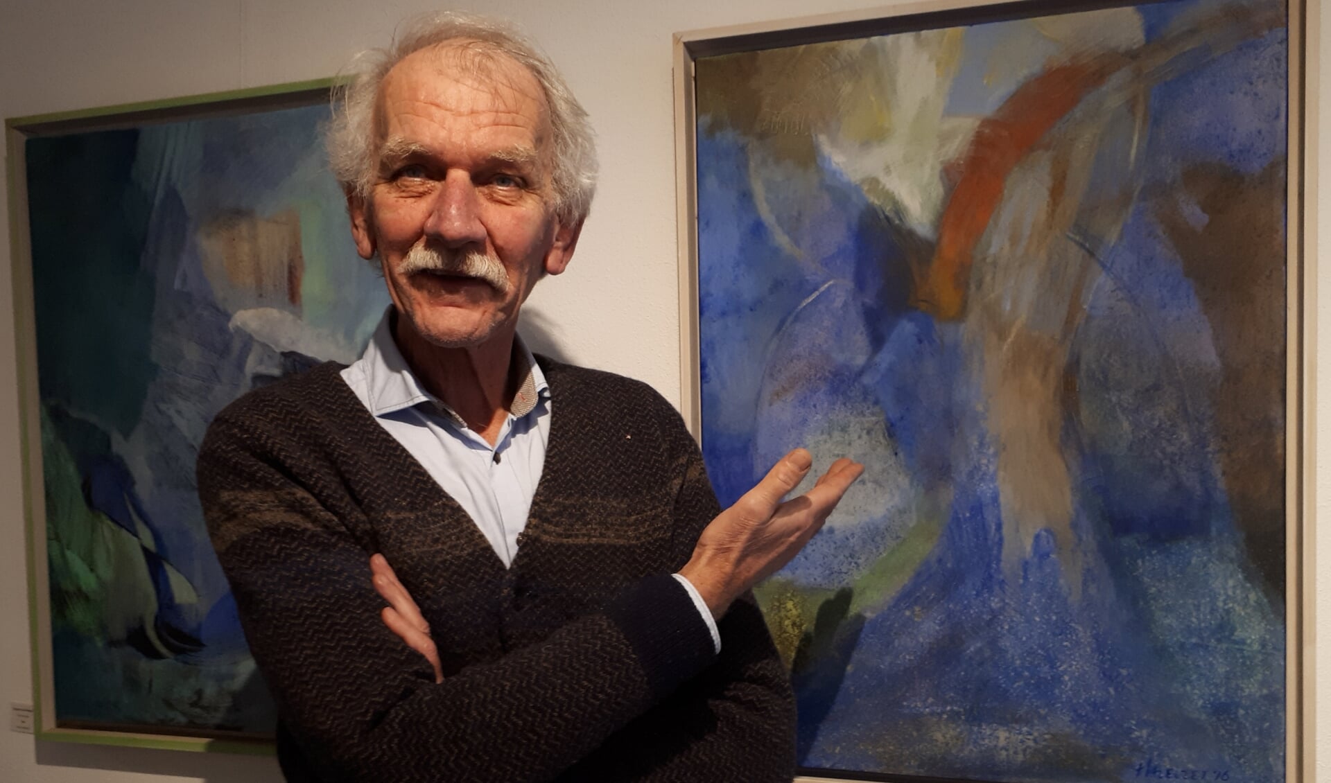 Franz Hazelzet, kunstenaar van Galerie Absoluut,  bij 2 van zijn schilderijen