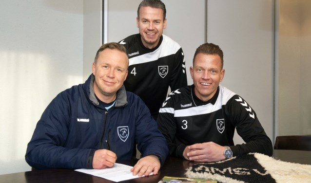 Hoofdtrainer Rik Klement (links) heeft zijn contract met nog een jaar verlengd. Danny de Graaf (rechts) en Jeffrey van de Wijngaard (midden) gaan het bestuur in.