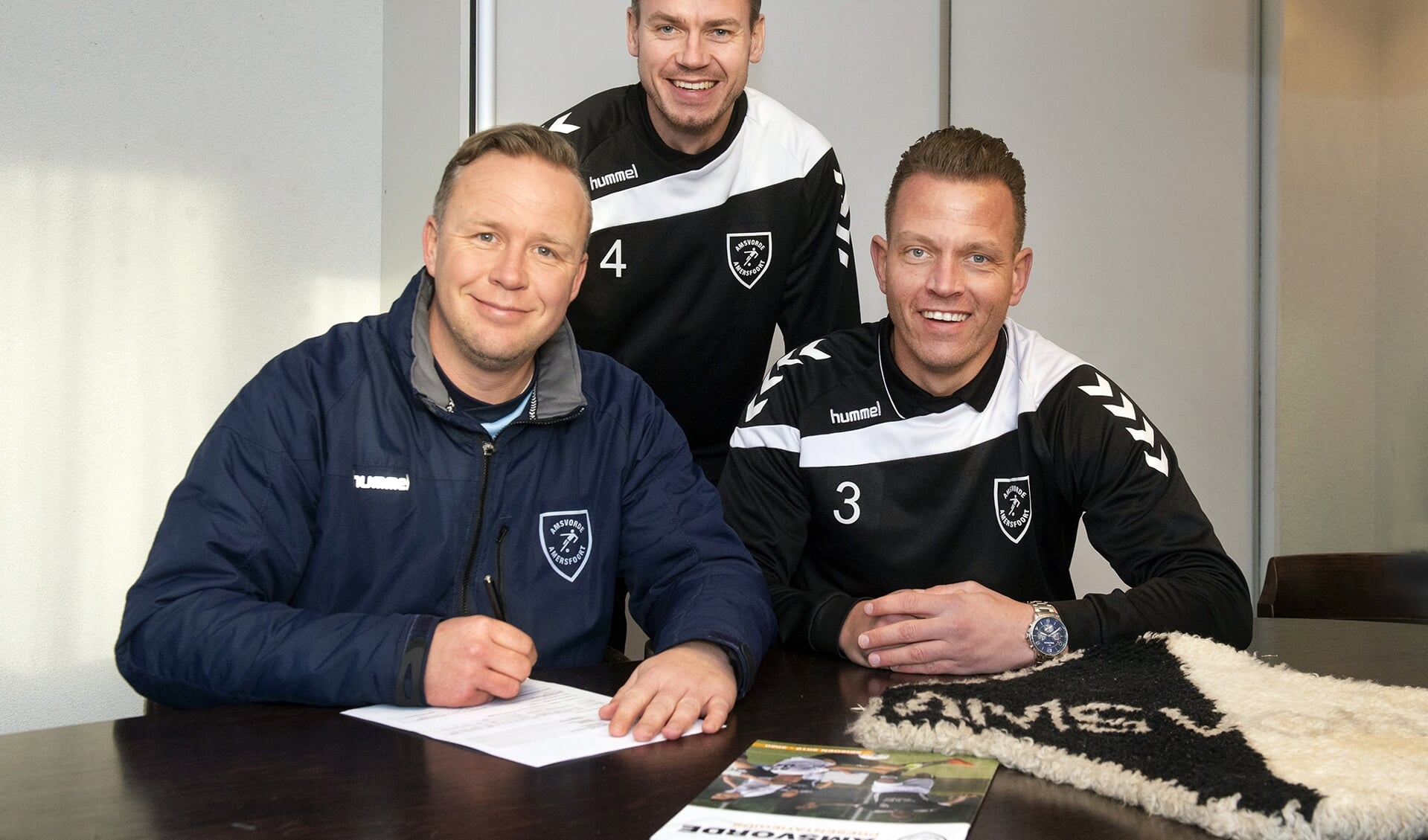 Hoofdtrainer Rik Klement (links) heeft zijn contract met nog een jaar verlengd. Danny de Graaf (rechts) en Jeffrey van de Wijngaard (midden) gaan het bestuur in.