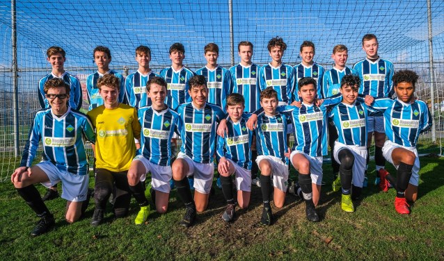 Voetbalteam UNO J015. Niet iedereen op deze foto gaat straks naar Amerika.