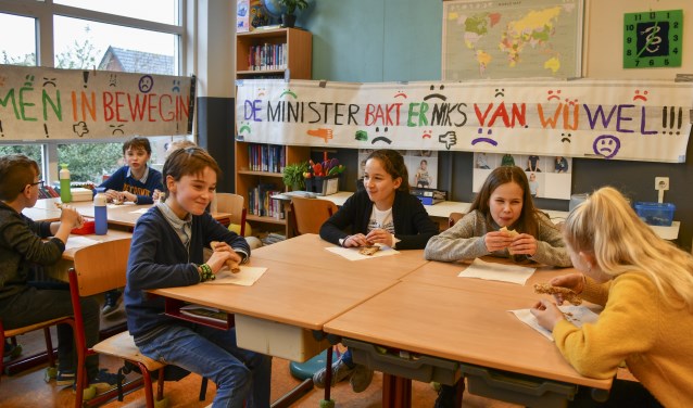 Pepijn (links aan tafel), Helena en Annika van De Werveling maken zich meester van de (zelfgebakken) pannenkoeken.