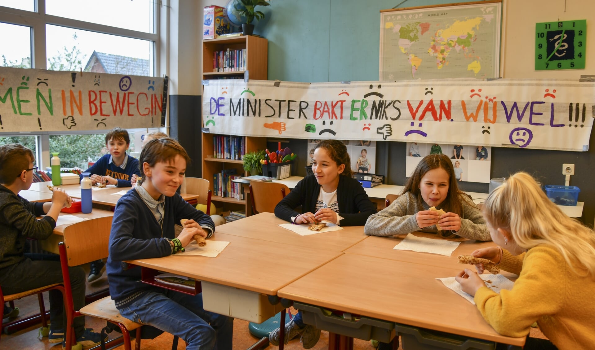 Pepijn (links aan tafel), Helena en Annika van De Werveling maken zich meester van de (zelfgebakken) pannenkoeken.