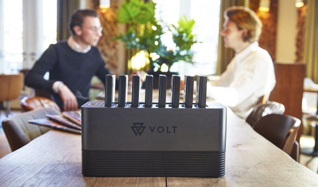 Stan Klarenbeek en Jesse Westerveld verzonnen uit ergernis het VOLT Charging Station. Volgende week staan ze op de Horecava.