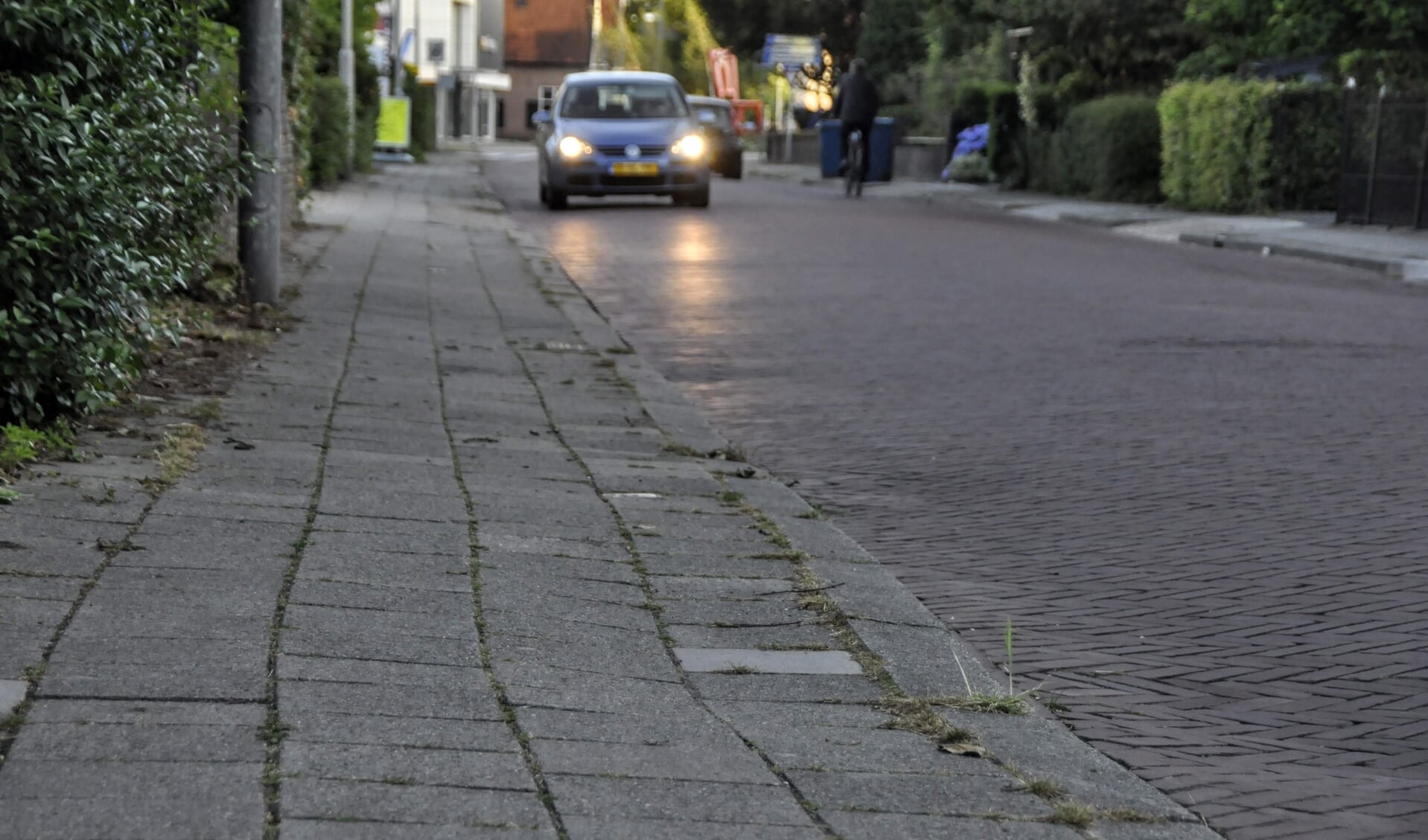 Op verschillende plekken in Barneveld zijn stoepen en klinkerwegen verzakt, zoals op deze archieffoto te zien aan de Amersfoortsestraat.