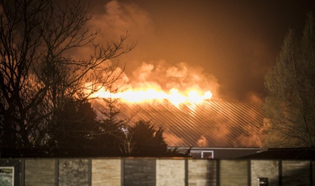 Archieffoto van de brandende loods.