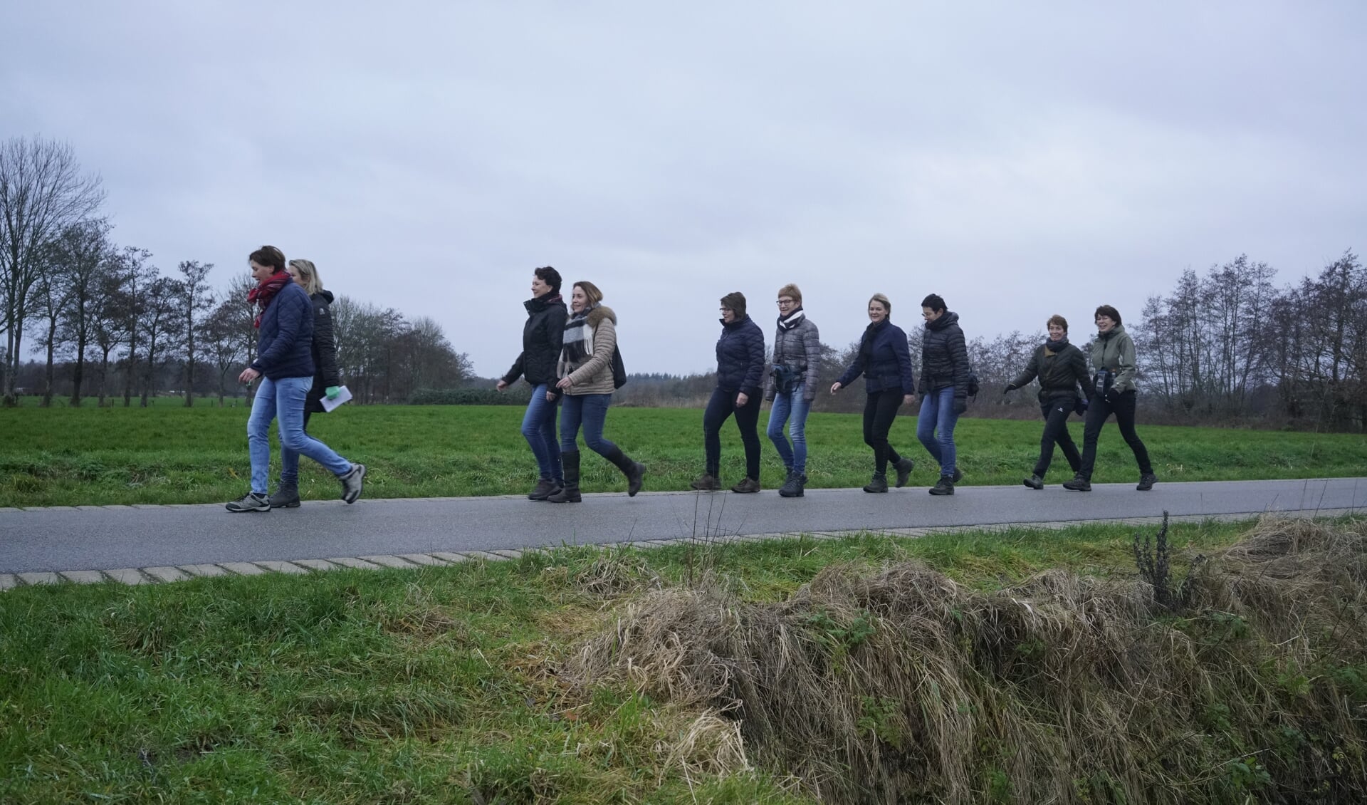 deelnemers lopen door het gevarieerde Woudenbergse landschap