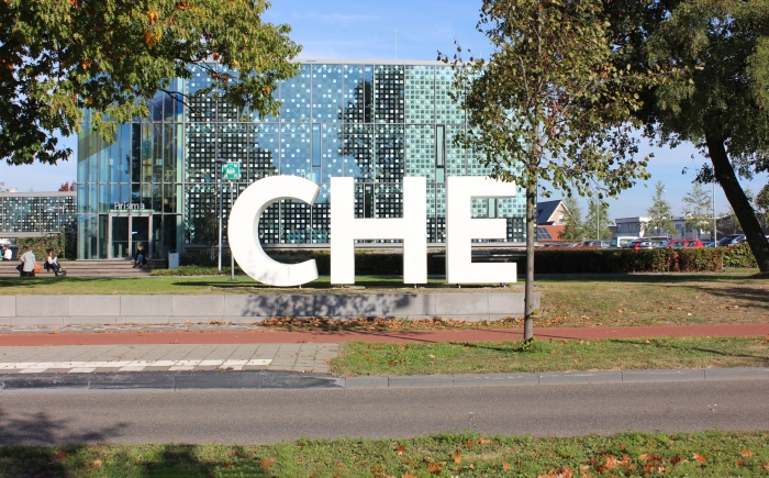 De kenmerkende levensgrote CHE-letters, met op de achtergrond een deel van het schoolgebouw