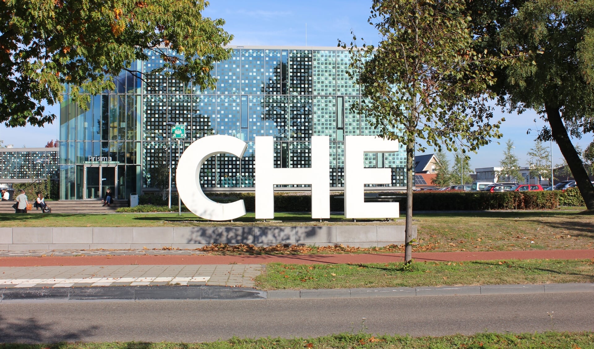De kenmerkende levensgrote CHE-letters, met op de achtergrond een deel van het schoolgebouw