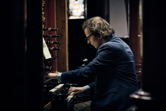 Gerben Budding, thans stadsorganist van Gouda, achter het Moreau-orgel van de Goudse Sint Jan