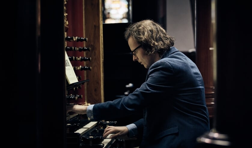 Gerben Budding, thans stadsorganist van Gouda, achter het Moreau-orgel van de Goudse Sint Jan