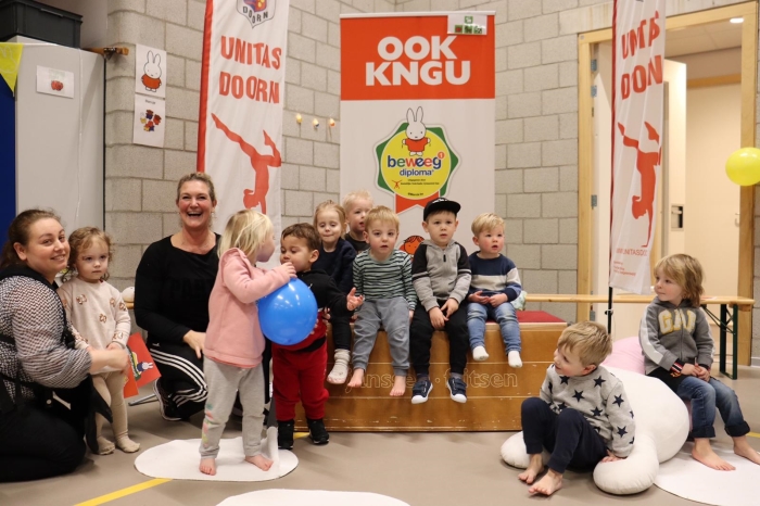 groepsfoto van peuters met hun diploma