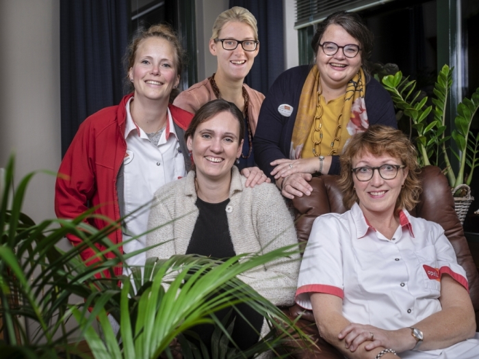 Vijf verpleegkundigen van Opella vertrekken naar ziekenhuis Malawi. Van links naar rechts: Lisanne Diepeveen, Mariska Rasenberg, Jacoba Boonzaaijer, Arja Cluistra, Thea van Manen