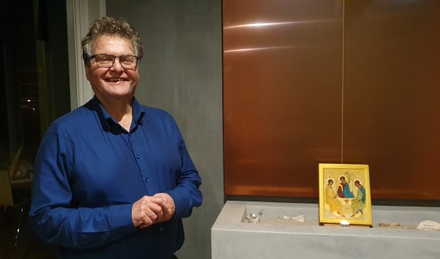 Martin in de kapel bij een reliek die zijn moeder voor hem maakte. De kapel is regelmatig open voor stilte, persoonlijk gebed of het aansteken van een kaarsje.