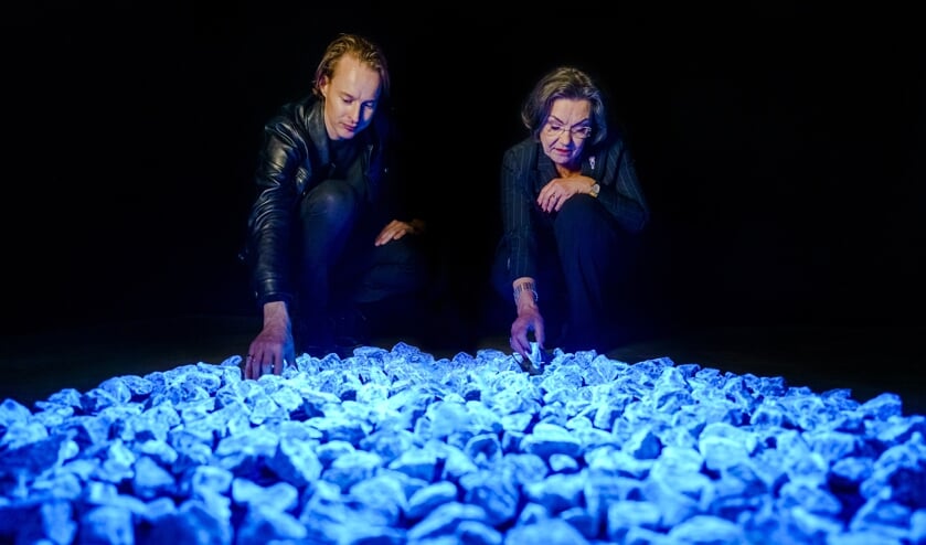 Daan Roosegaarde en Gerdi Verbeet tijdens de presentatie van het kunstwerk Levenslicht.