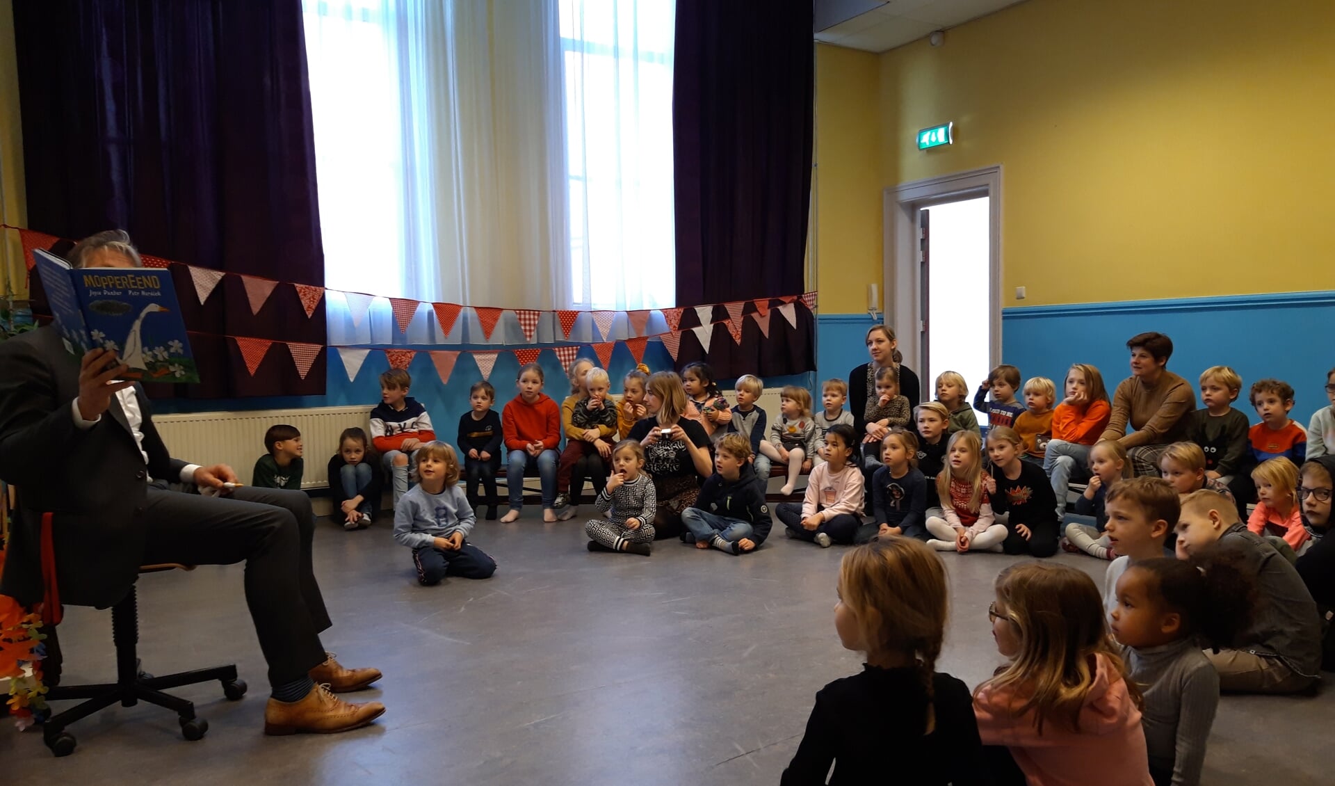 Alle kinderen van Kindcentrum Alexandra luisteren aandachtig naar het verhaal van Moppereend.