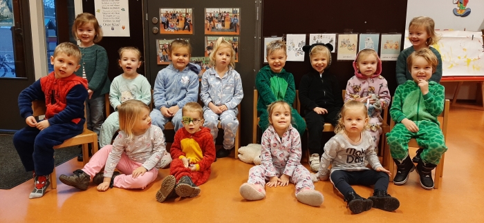 peuters in pyjama naar de speelzaal