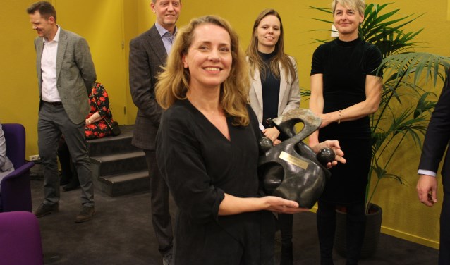 Jessica Dijkman toont trots haar (wissel)prijs voor het beste Samenspeltalent 2019