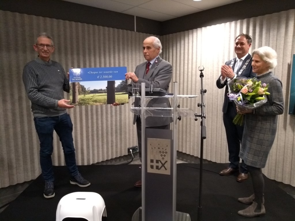 Pieter Bokkers (links) krijgt uit handen van Hans Jansens van Gellicum de cheque van 2.500 euro.