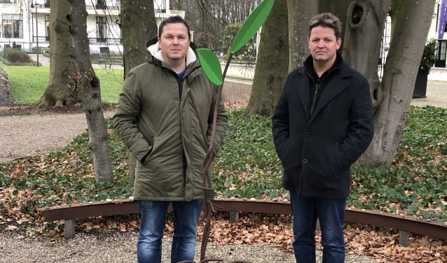 Voorzitter Michel Kooij (rechts) en bestuurslid Erik van de Poll bij het monument Sarah