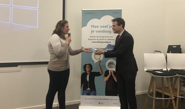 Marijn van Ballegooijen nam de eerste kaarten met ´gesprekstools´ in ontvangst.