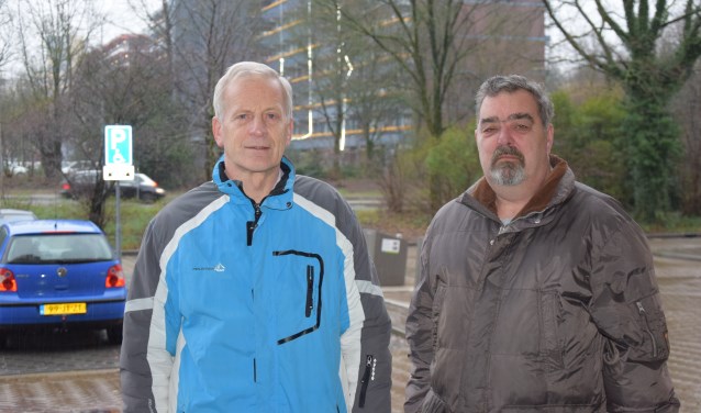 Voorzitter Wim Kok (links) en bestuurslid Marcel Boertien van de Huurdersbond Ede e.o. bij de flats aan de Nieuwe Maanderbuurtweg vorig jaar.