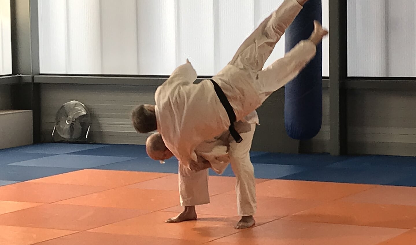Twee judoka's die een kata uitvoeren