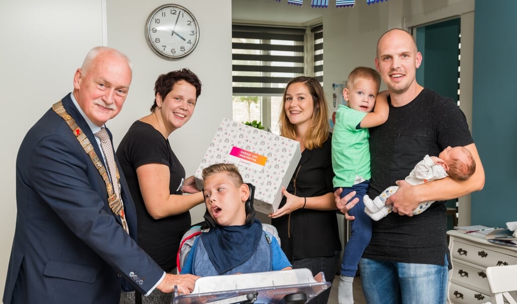 2018: burgemeester Van Dijk bezoekt familie Van Luttikhuizen om hen - als ouders van een kind dat extra zorg vraagt - een gebaar van waardering te brengen namens HandicapNL.