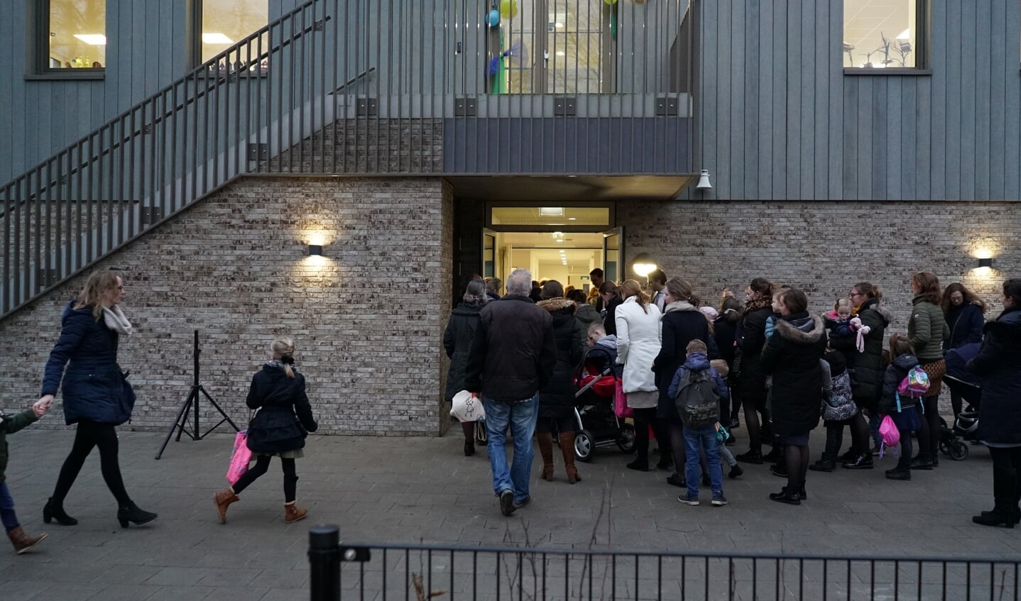 de school stroomt vol nieuwsgierige leerlingen